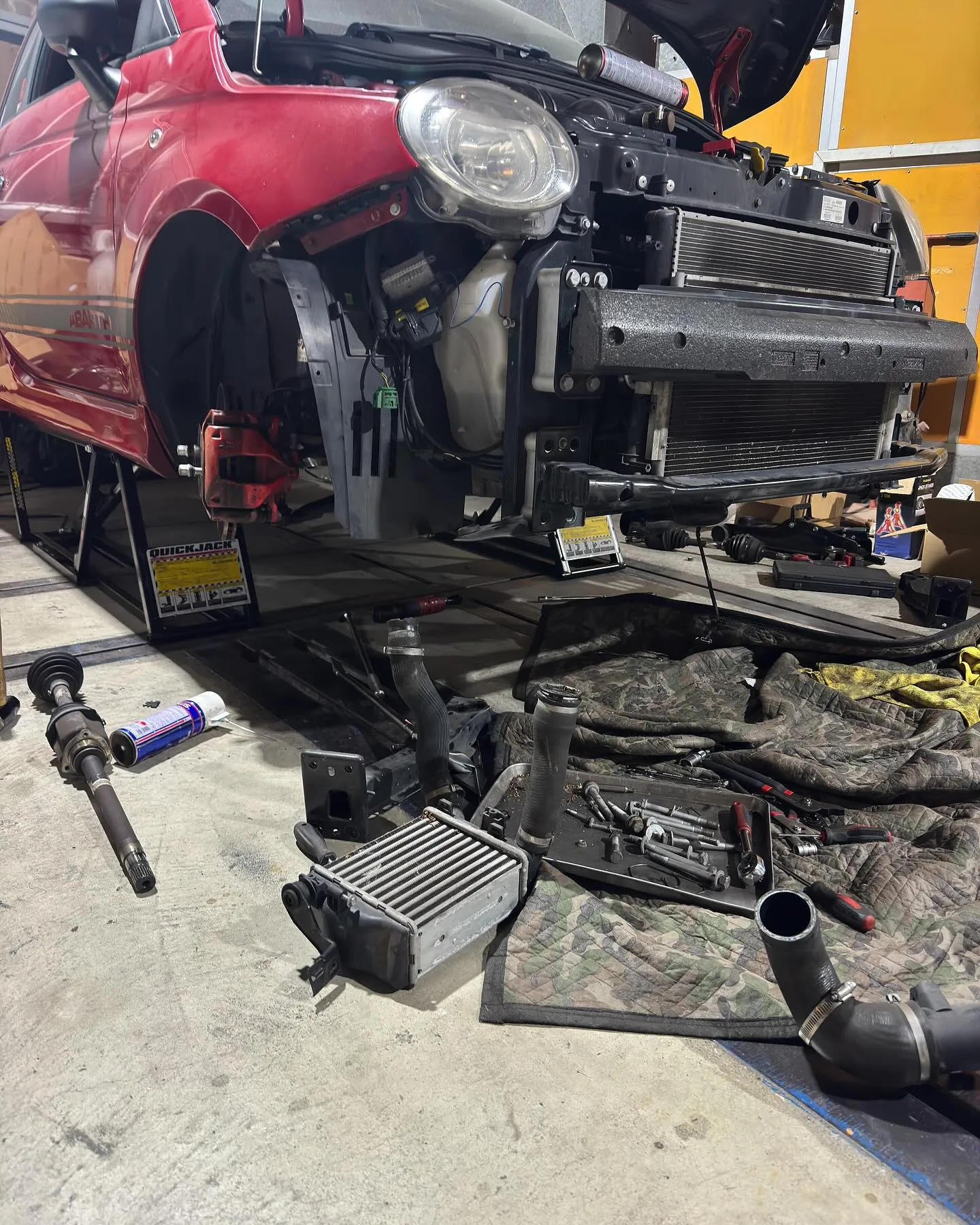 アバルトはエンジン下ろしたり、ミッション下ろしたり、マフラー...