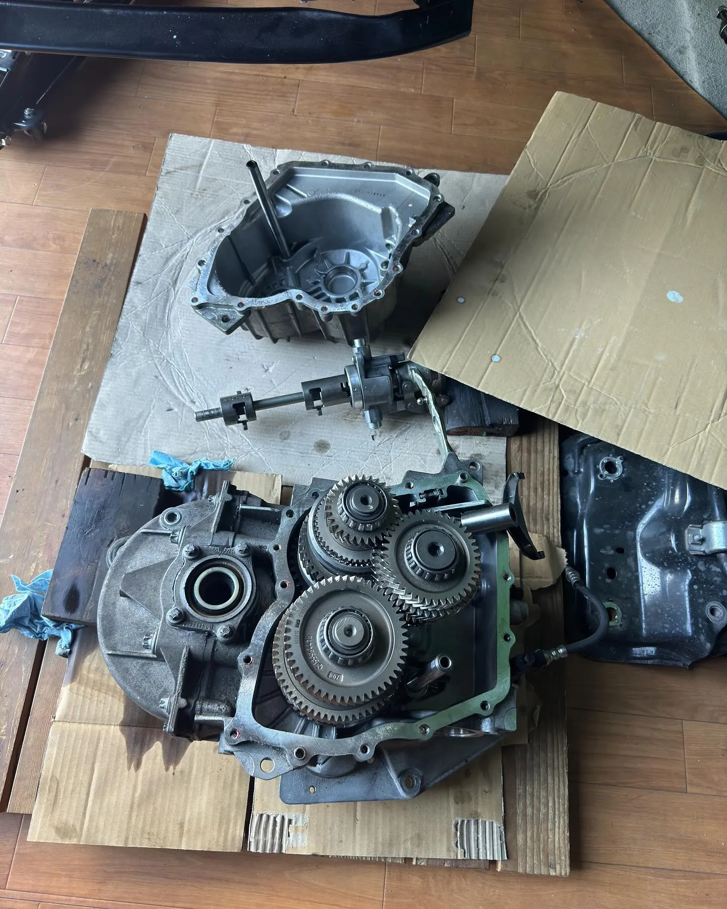 アバルトはエンジン下ろしたり、ミッション下ろしたり、マフラー...