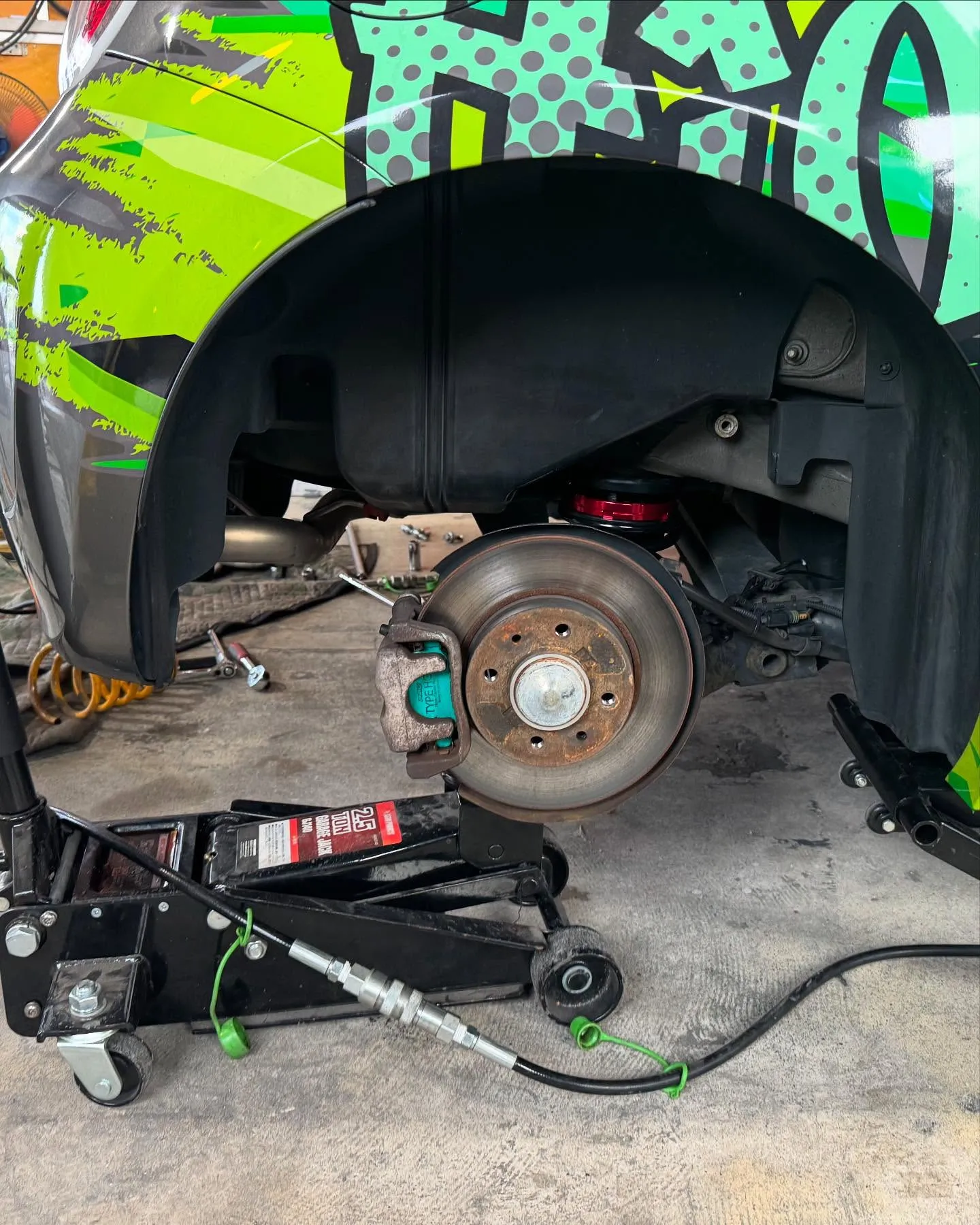 アバルトはエンジン下ろしたり、ミッション下ろしたり、マフラー...