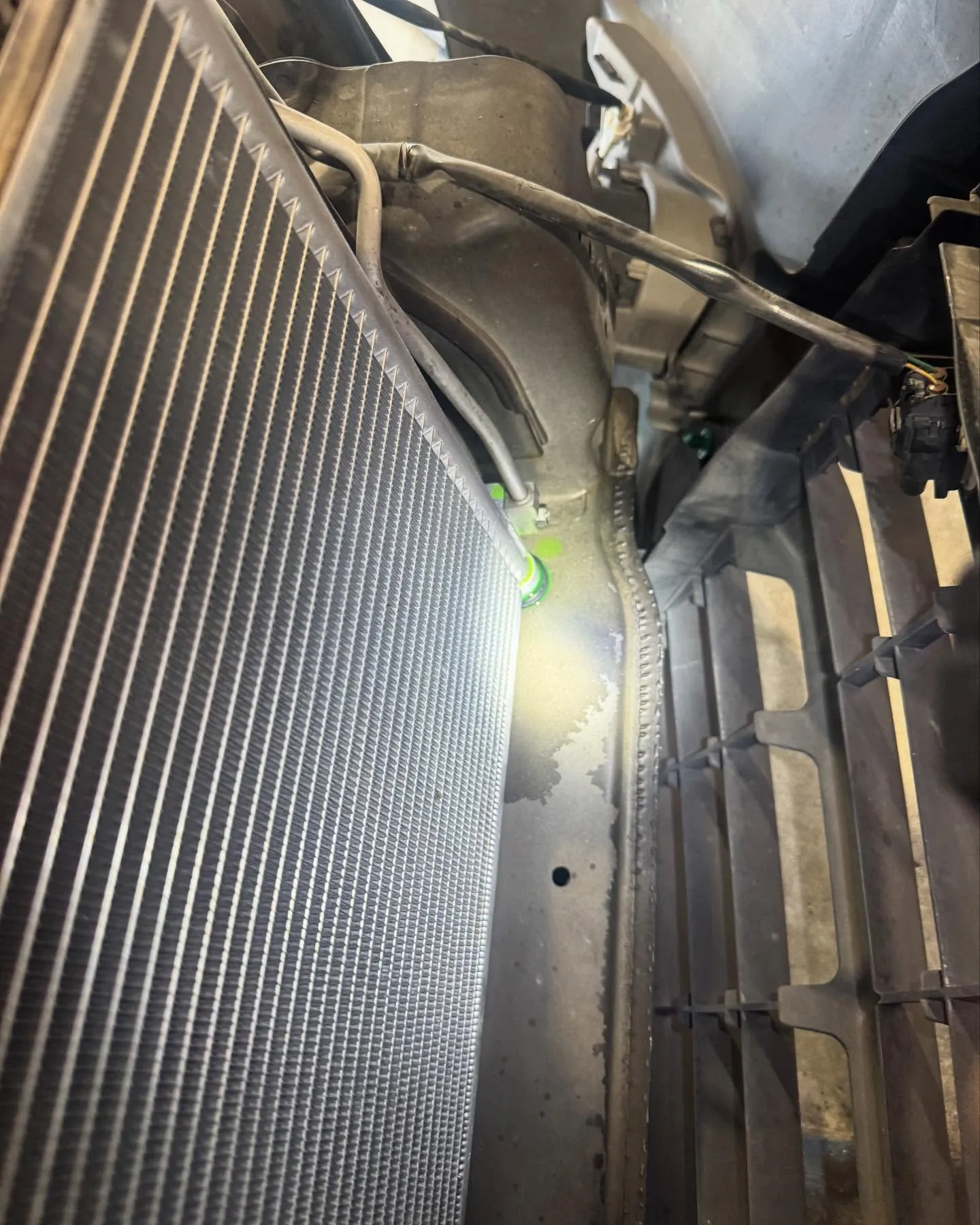 エアコンガス漏れ点検中🧑‍🔧