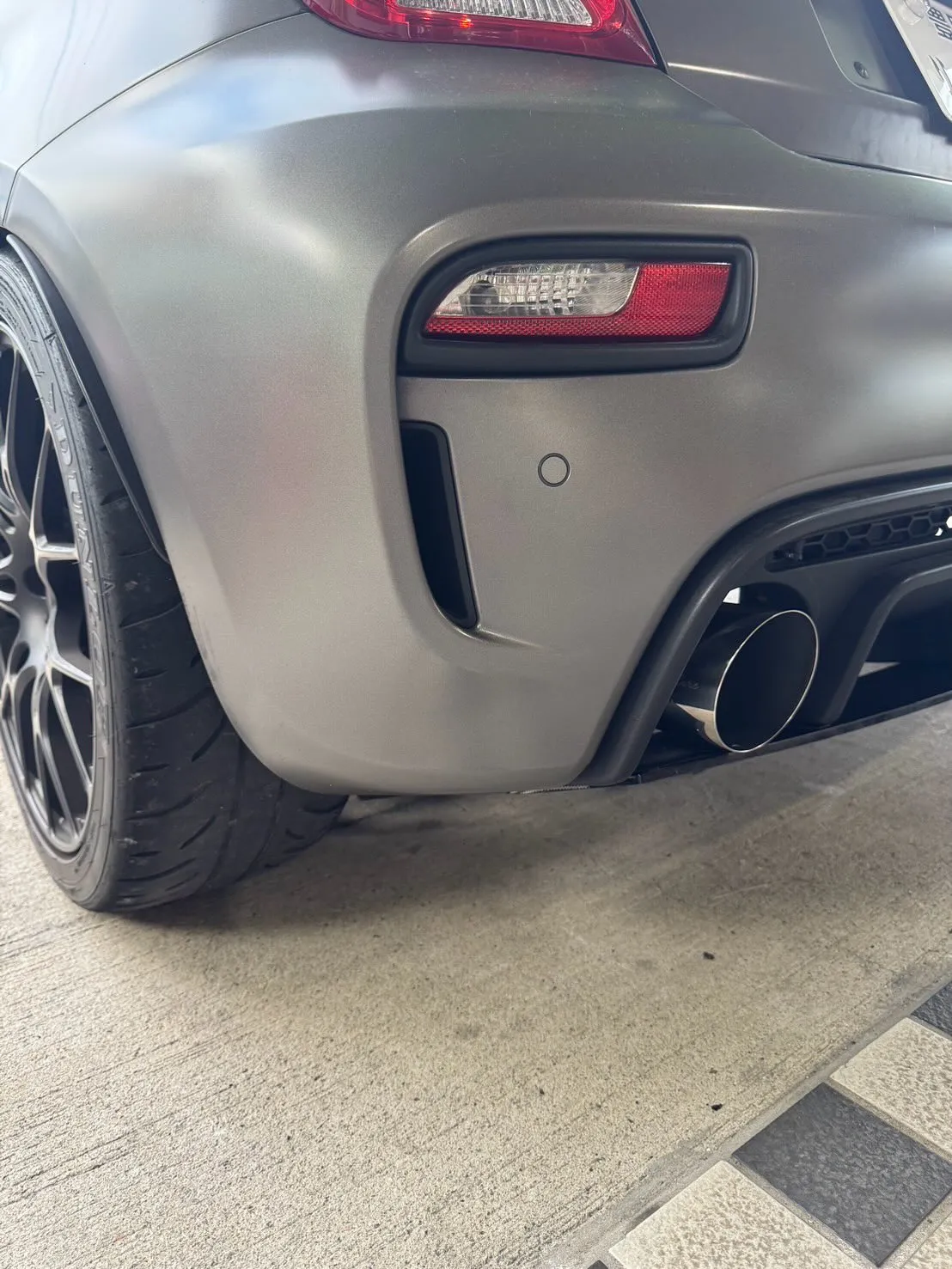 マルミッタヴォラーレの左出しマフラー