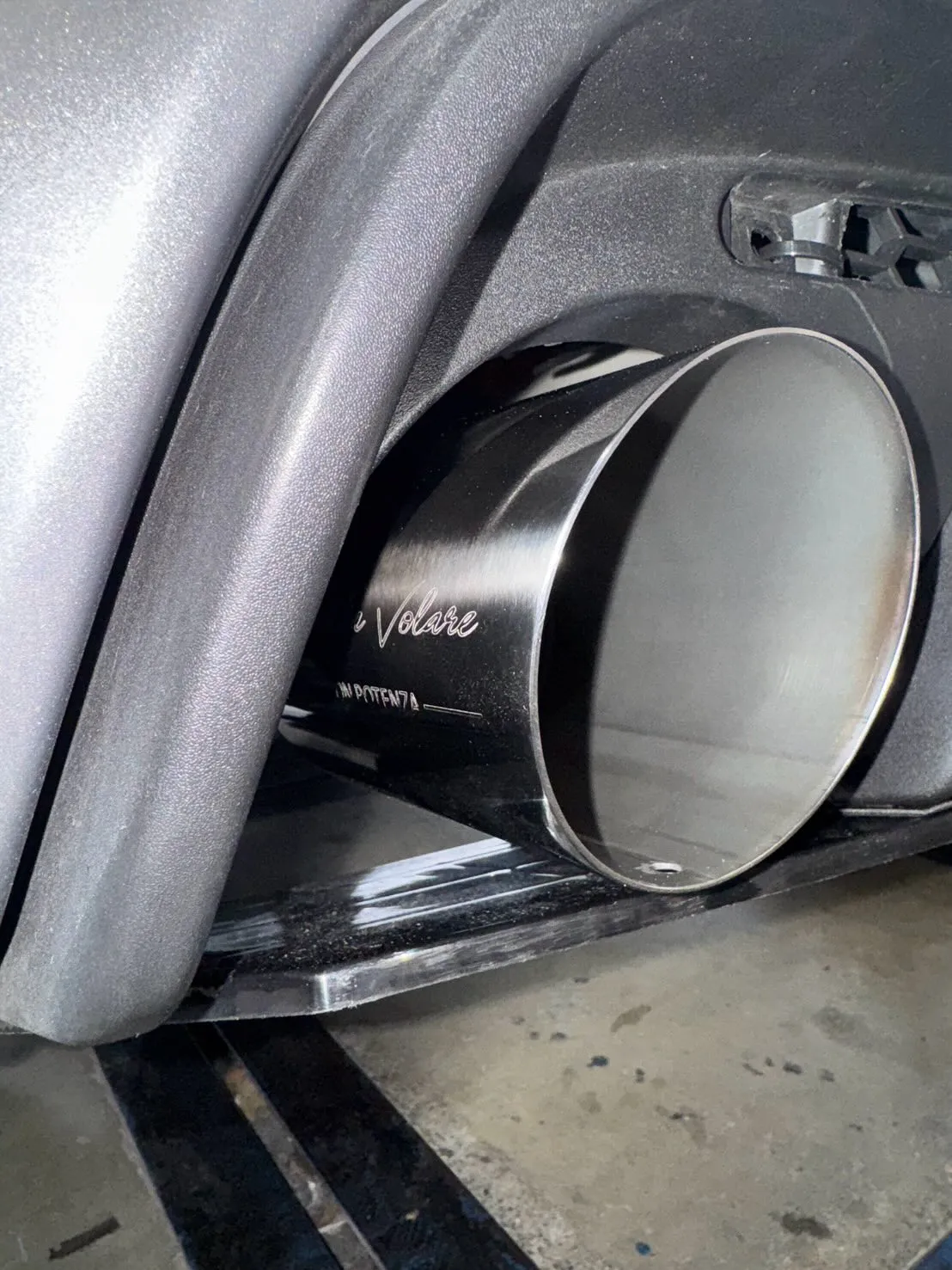 マルミッタヴォラーレの左出しマフラー