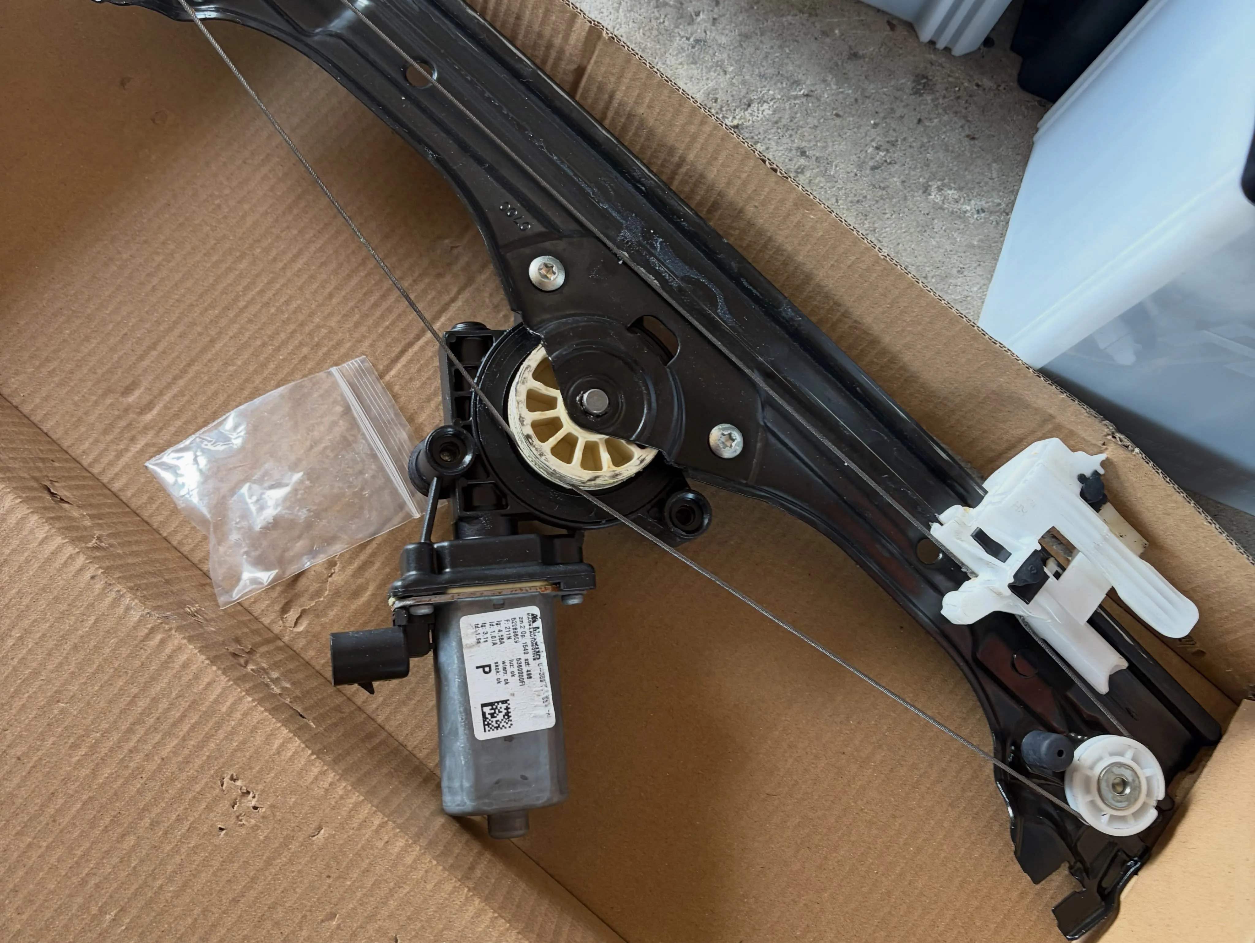 アバルト595パワーウインドウレギュレータ交換でご入庫！