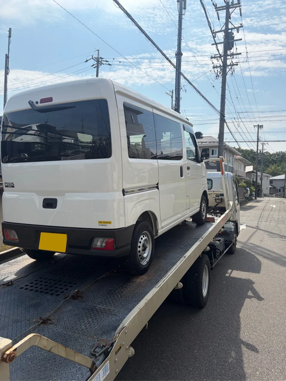 ピクシス　事故でレッカーご入庫！！